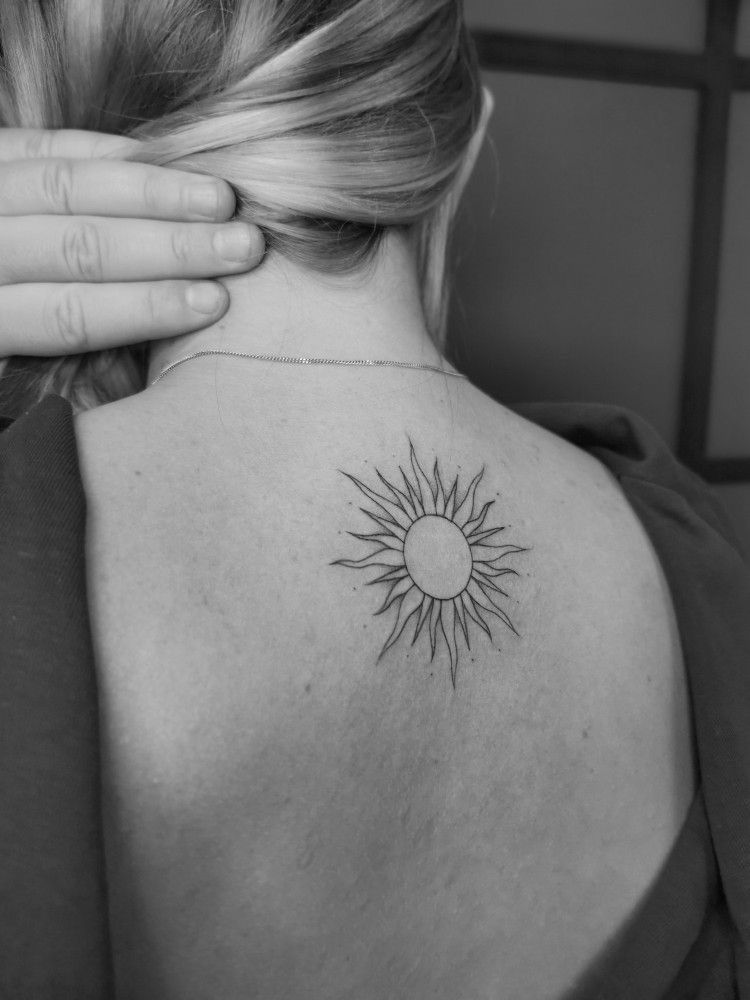 Tattoo sole schiena - Foto: Pinterest.it