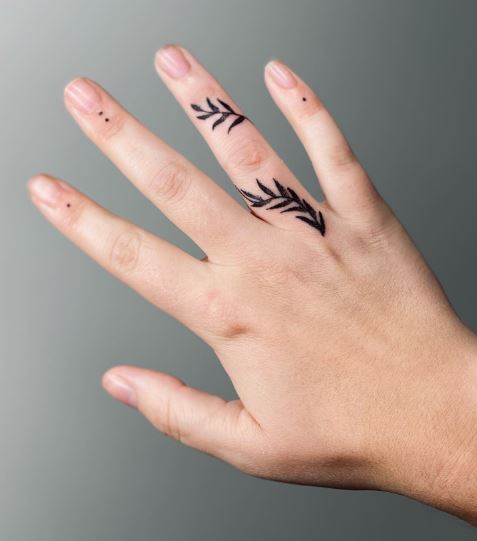 Tatuaggio vegetale sulle dita