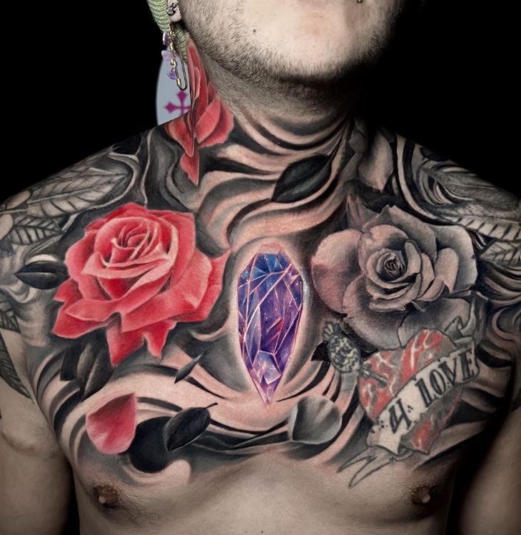 tatuaggi cristalli e rose sul petto