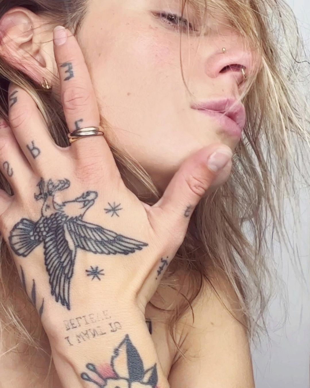 Mani donna tatuaggio aquila