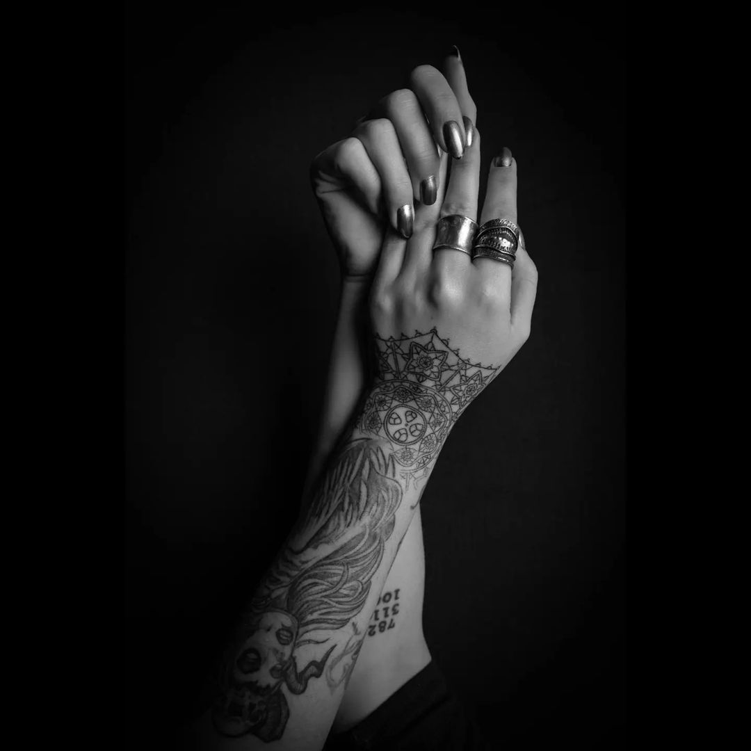 Mani donna tatuaggio di grandi dimensioni