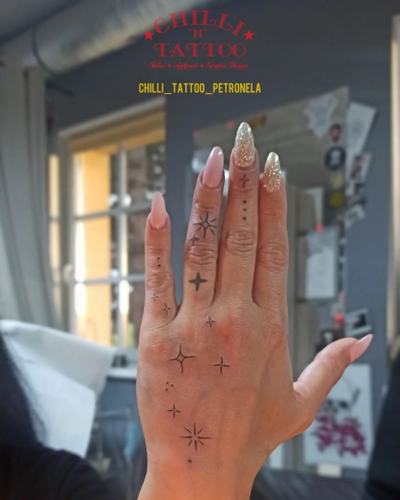 Mani donna tatuaggio di stelle