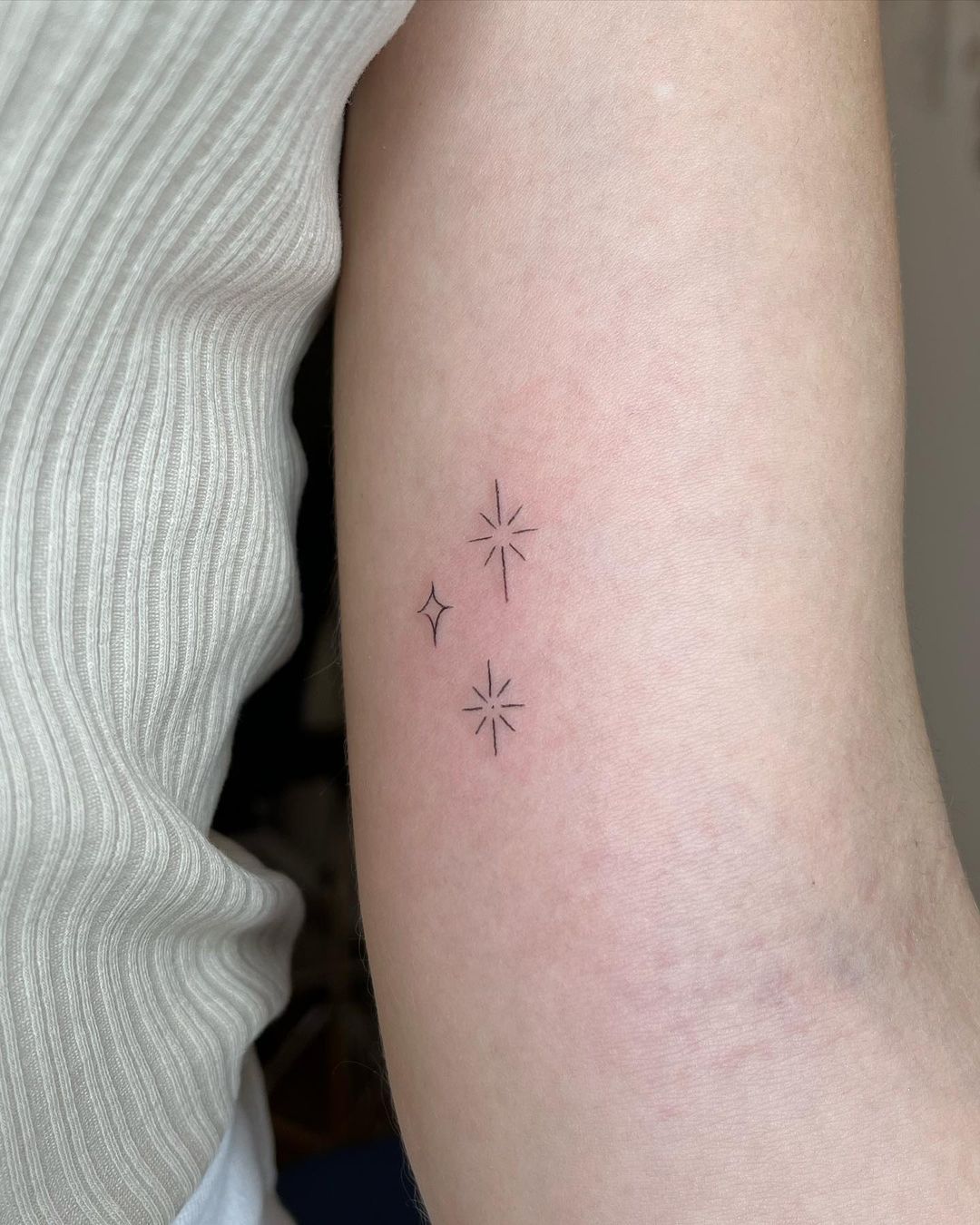 Stelle tatuate in modo molto delicato