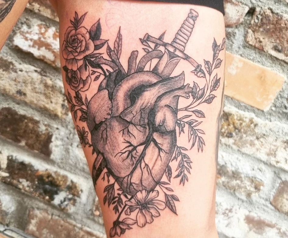 Tatuaggio cuore pugnalato
