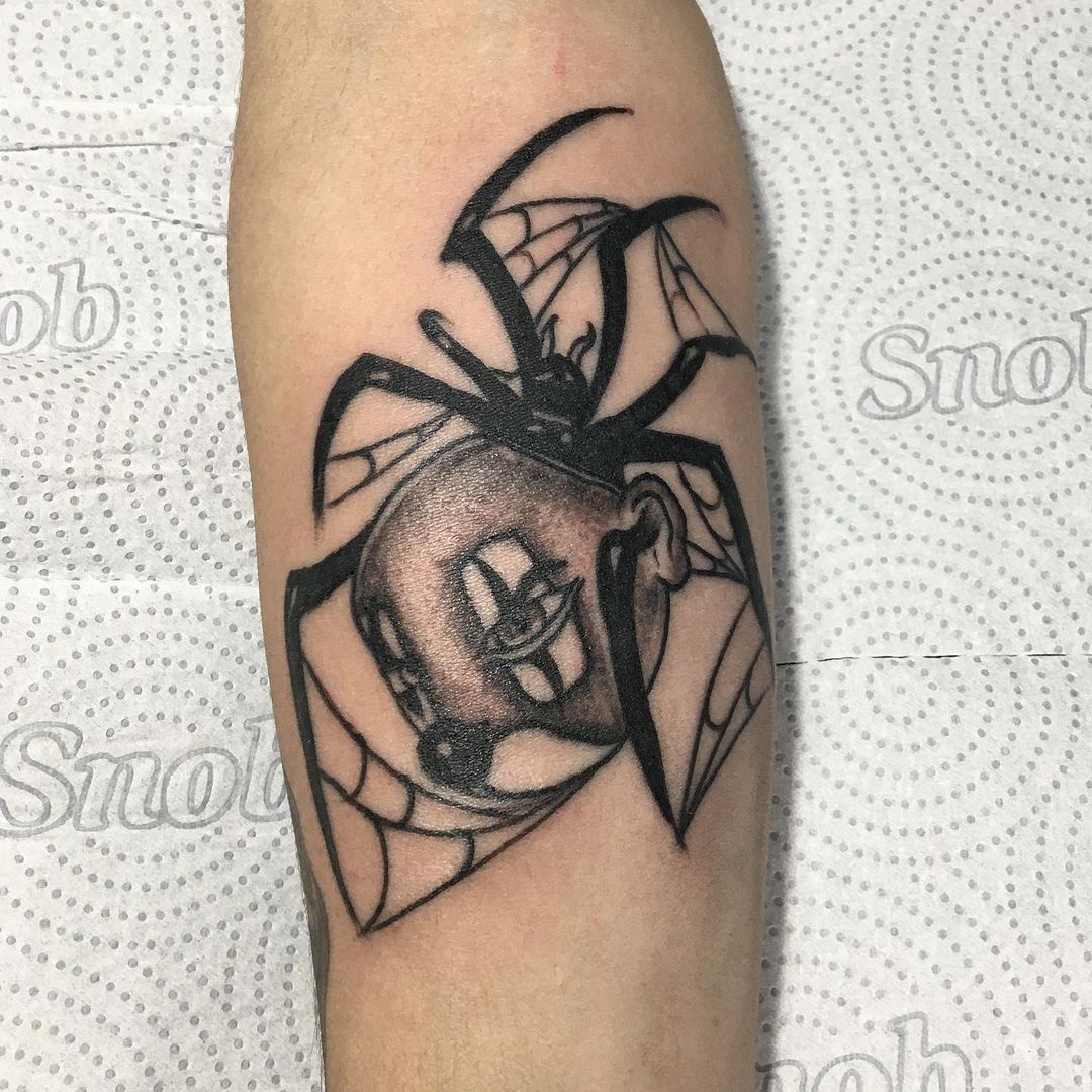 Tatuaggio di un ragno e di un clown