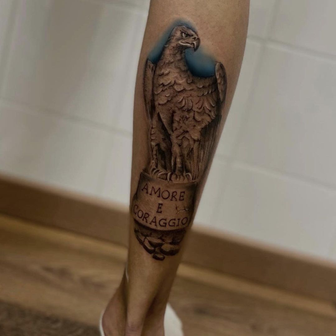 Tatuaggio di un volatile sulla gamba