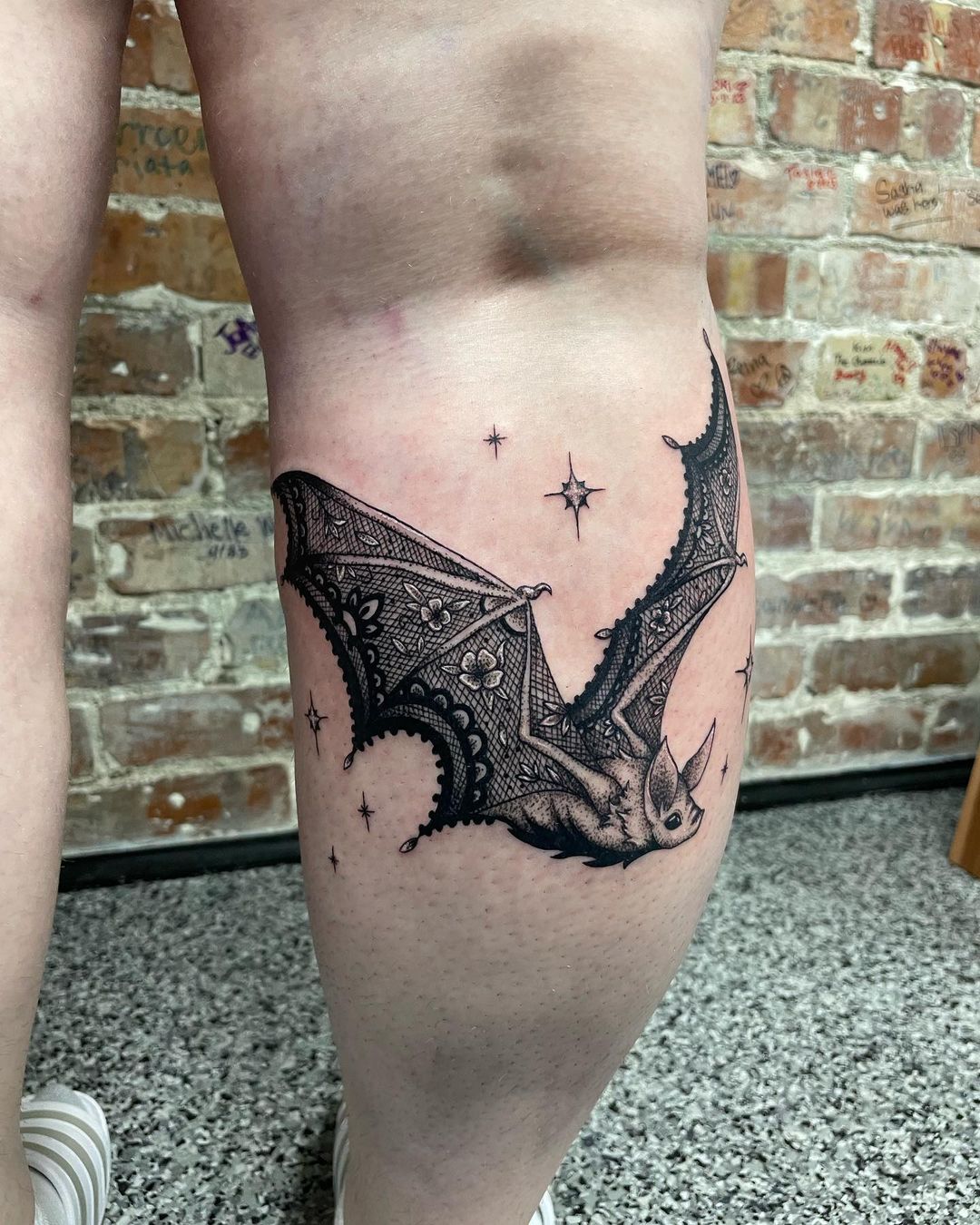 tatuaggio pipistrello e stelle