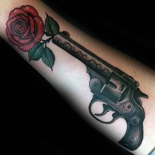 Tatuaggio pistola e fiore
