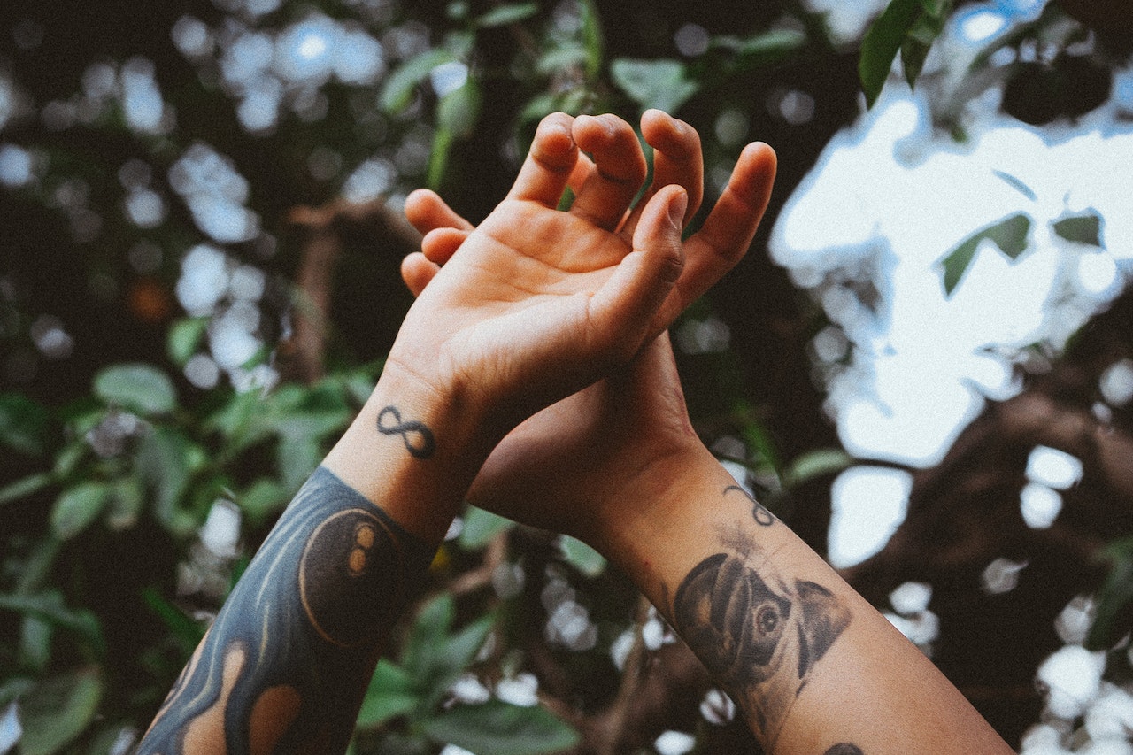 Mani al cielo tatuate