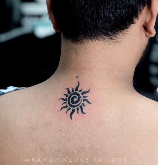 Tatuaggio sole sul collo