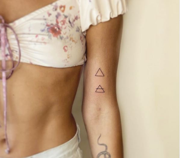Triangolini tatuati sul braccio