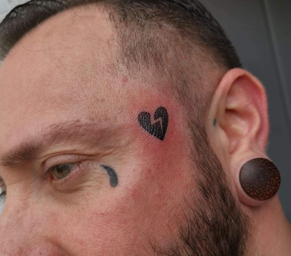 Tatuaggio lacrima sullo zigomo